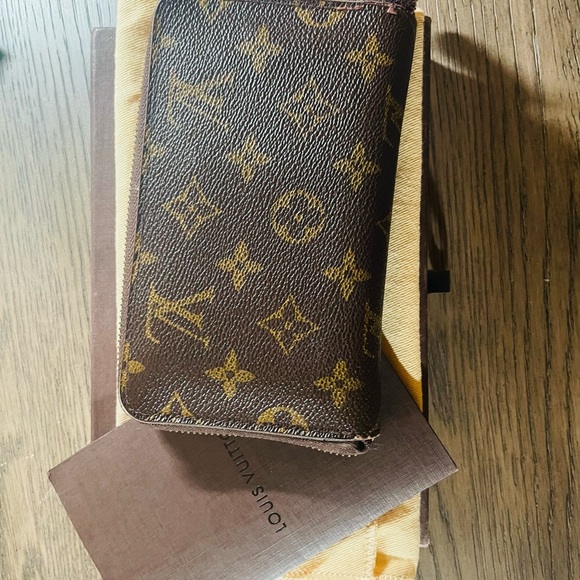 Louis Vuitton Zippy Wallet in Monogram-still for sale - Picture 12 of 17